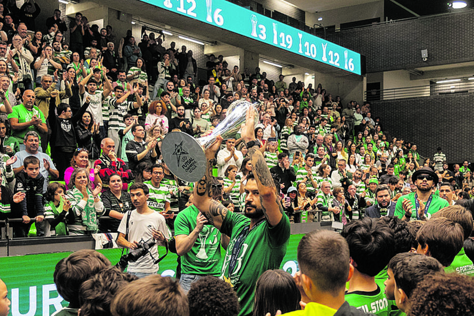 Capitão João Matos exibe o troféu no Pavilhão João Rocha