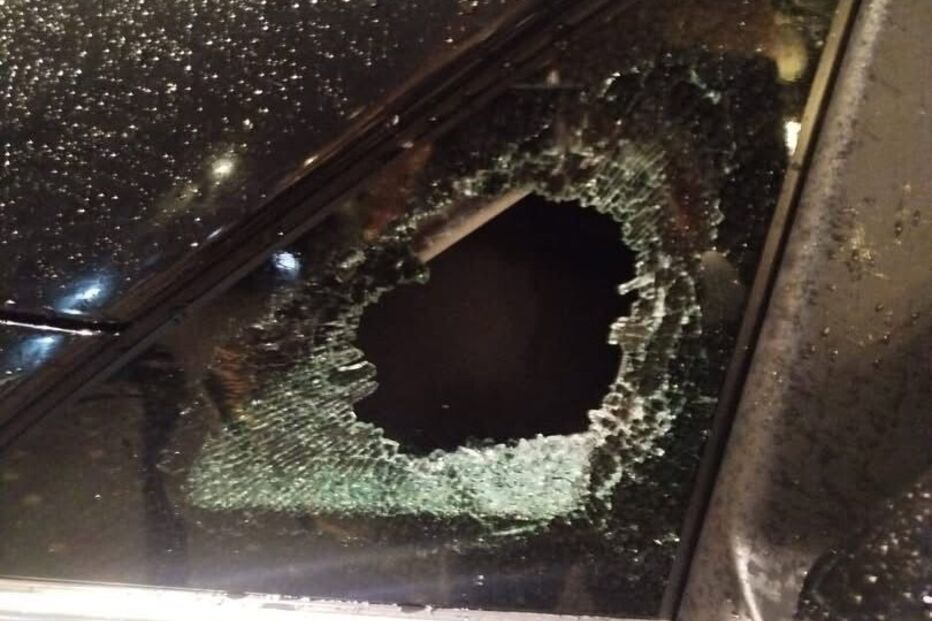 Carro com vidro partido para furto de bens no interior em Leça da Palmeira