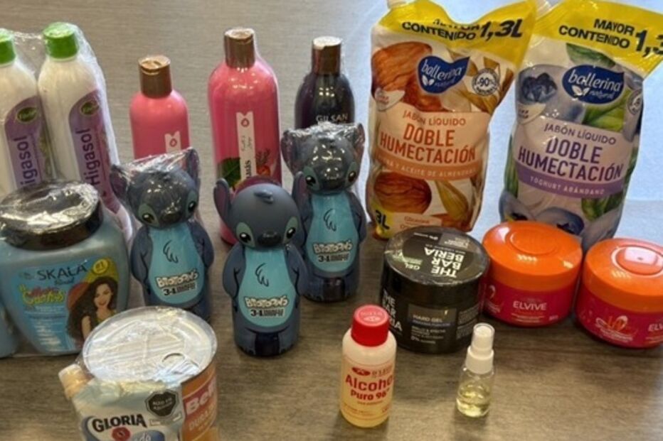 Diversos produtos de higiene pessoal e limpeza, incluindo embalagens de sabão líquido e álcool