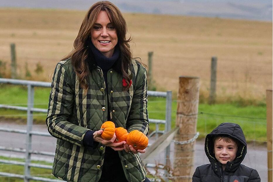 Kate Middleton surge com crianças num campo, após revelar preocupação com a saúde.
