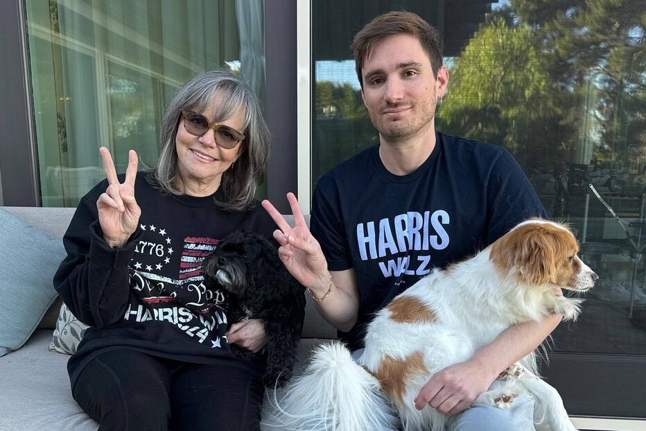Sally Fields e o filho, ambos com roupa de apoio a Harris, posam com os seus cães