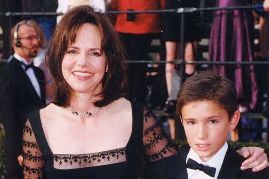 Filho de Sally Field revela impacto da mãe na sua orientação, durante rodagem de 'Flores de Aço'.
