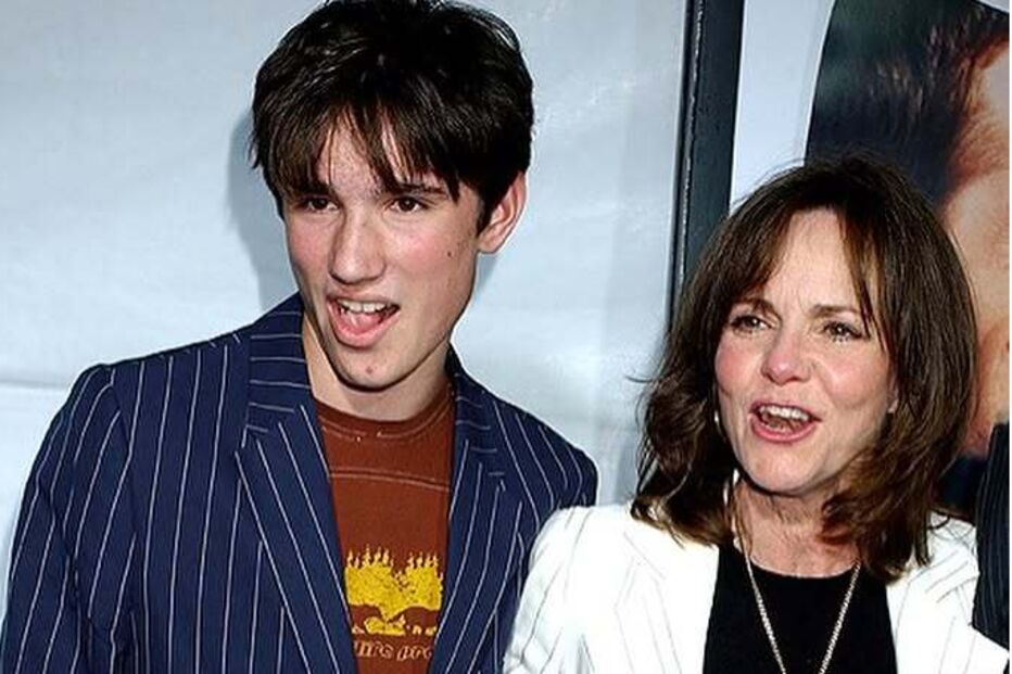 Sally Field e o filho, Sam, num evento