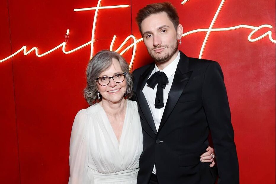 Sally Field e o filho, Sam Greisman, num evento da Vanity Fair