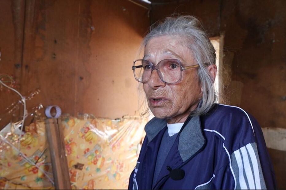 Idosa sem casa e apoios após tempestade aguarda reconstrução