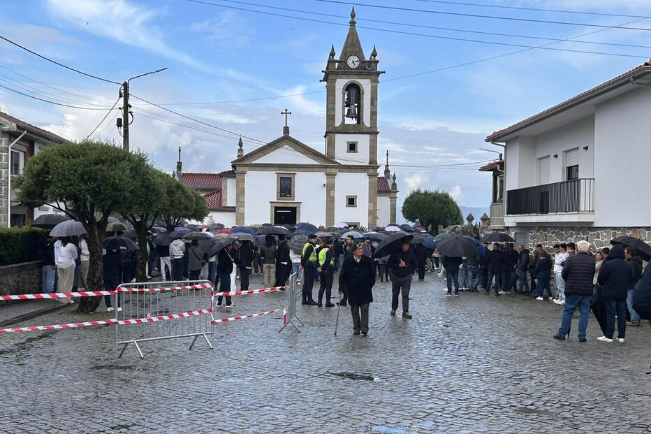 Centenas de pessoas no último adeus ao paraquedista que morreu durante salto em Tancos