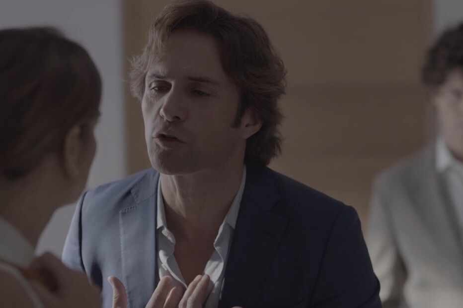 Um homem gesticula durante uma discussão com uma mulher