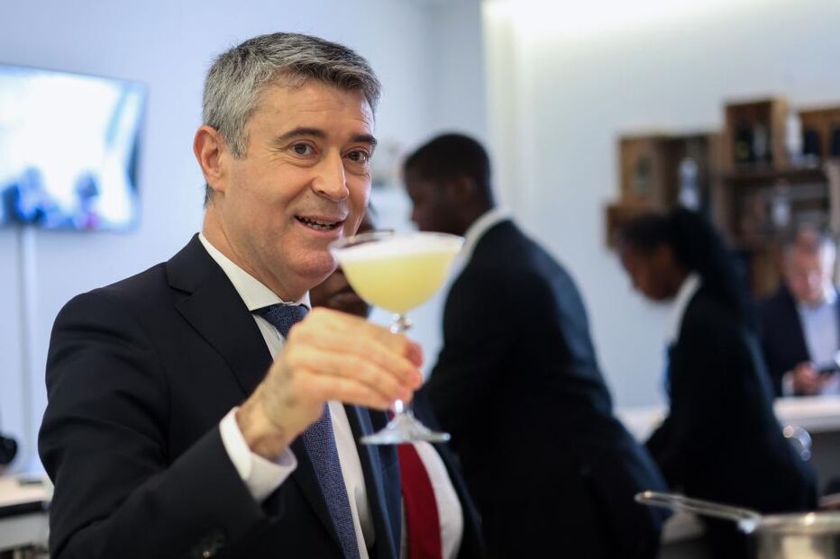 José Luís Carneiro participou esta quarta-feira  numa formação de baristas durante uma visita à Escola Profissional de Hotelaria e Turismo de Setúbal,