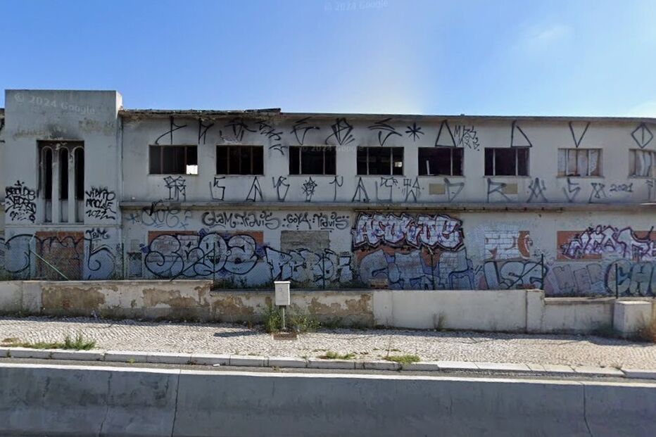 Edifício devoluto ocupado na Avenida Marechal Gomes da Costa, em Lisboa.
