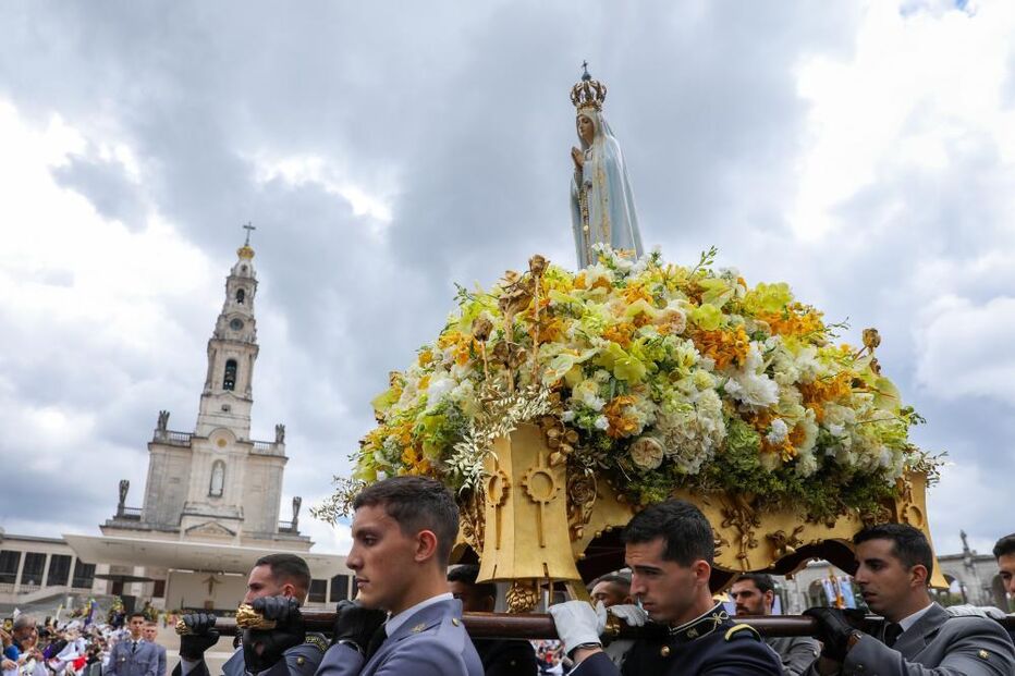 Um peregrino transporta uma imagem de Nossa Senhora de Fátima durante a Procissão de Despedida, no âmbito das cerimónias religiosas da peregrinação ao Santuário de Fátima, em Oureme, Portugal, a 13 de maio de 2026.