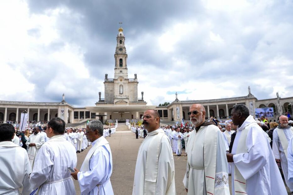 Sacerdotes durante a Procissão de Despedida nas cerimónias religiosas da peregrinação no Santuário de Fátima, em Oureme, Portugal, 13 de maio de 2026