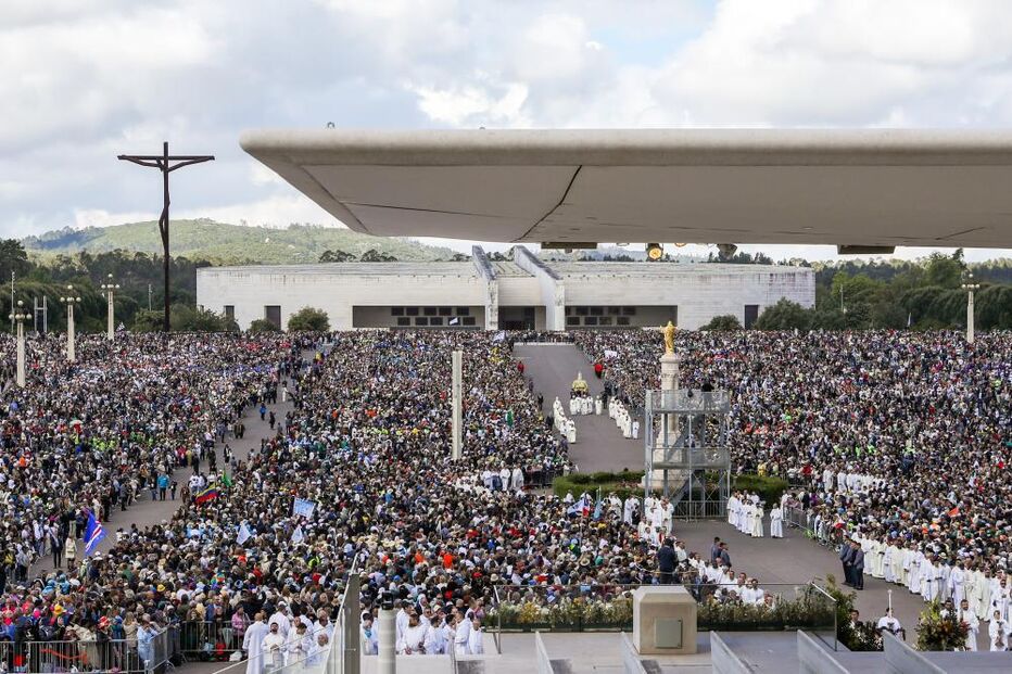 Os peregrinos contemplam a imagem de Nossa Senhora de Fátima durante a Procissão de Despedida, no âmbito das cerimónias religiosas da peregrinação ao Santuário de Fátima, em Oureme, Portugal, a 13 de maio de 2026.