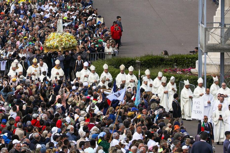 Os peregrinos transportam uma imagem de Nossa Senhora de Fátima durante a Procissão de Despedida, no âmbito das cerimónias religiosas da peregrinação ao Santuário de Fátima, em Ourém, Portugal, a 13 de maio de 2026