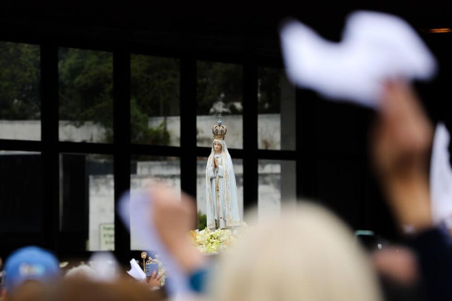 Os peregrinos transportam uma imagem de Nossa Senhora de Fátima durante a Procissão de Despedida, no âmbito das cerimónias religiosas da peregrinação ao Santuário de Fátima, em Ourém, Portugal, a 13 de maio de 2026. 