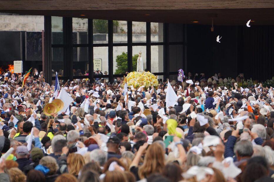 Recinto do santuário com peregrinos. Procissão. Imagem de Nossa Senhora de Fátima.