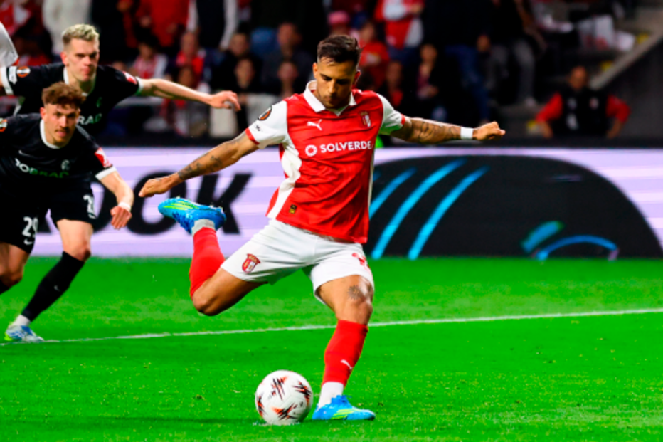 Zalazar prepara-se para rematar durante o jogo.
