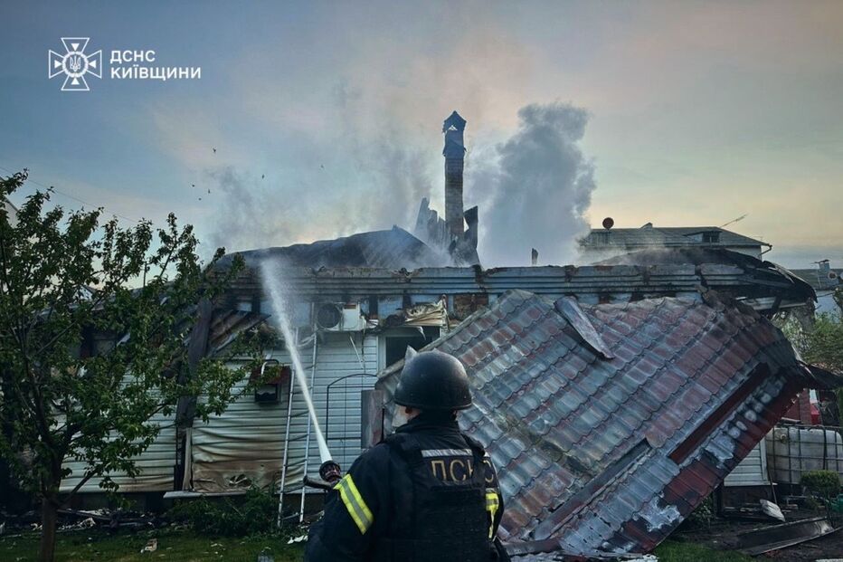 Ataque russo com drones na Ucrânia gera destruição e pedido de proteção por Zelensky