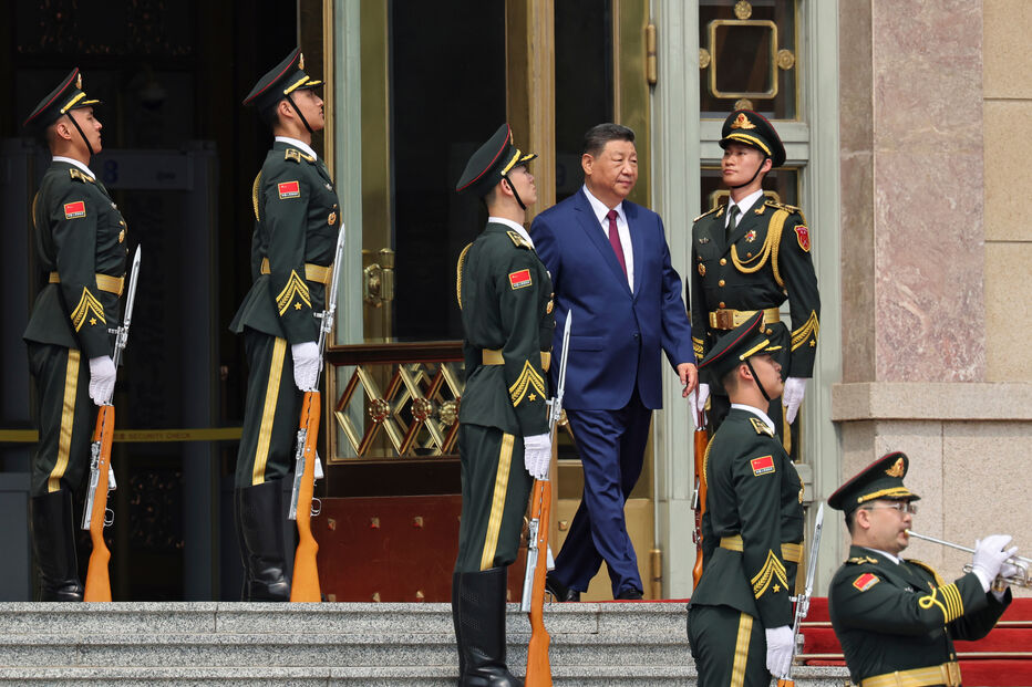 Presidente chinês Xi Jinping passa por membros da guarda de honra ao chegar à cerimônia de boas-vindas ao presidente dos EUA, Donald Trump, no Grande Salão do Povo, em Pequim