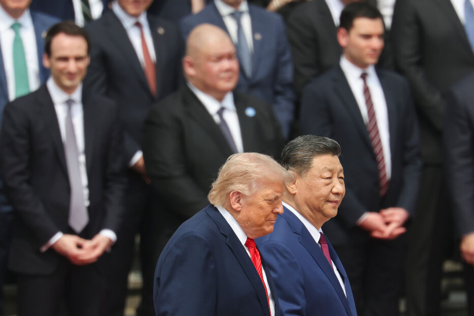 Presidente dos EUA, Donald Trump (à direita), e o presidente chinês, Xi Jinping, participam na cerimónia de boas-vindas no Grande Salão do Povo, em Pequim
