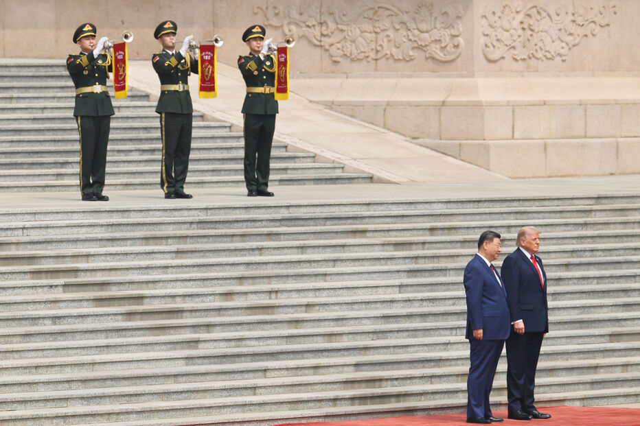 Presidente chinês, Xi Jinping (à direita), ao lado do presidente dos EUA, Donald Trump