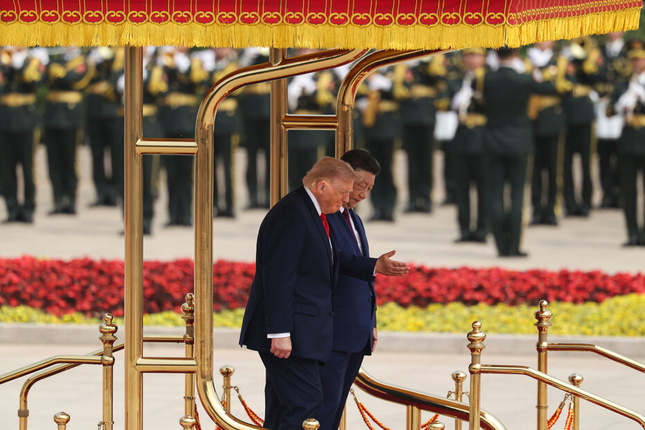 Presidente dos EUA, Donald Trump (à esquerda), e o presidente chinês, Xi Jinping (à direita), na cerimónia de boas-vindas ao presidente Trump no Grande Salão do Povo, em Pequim