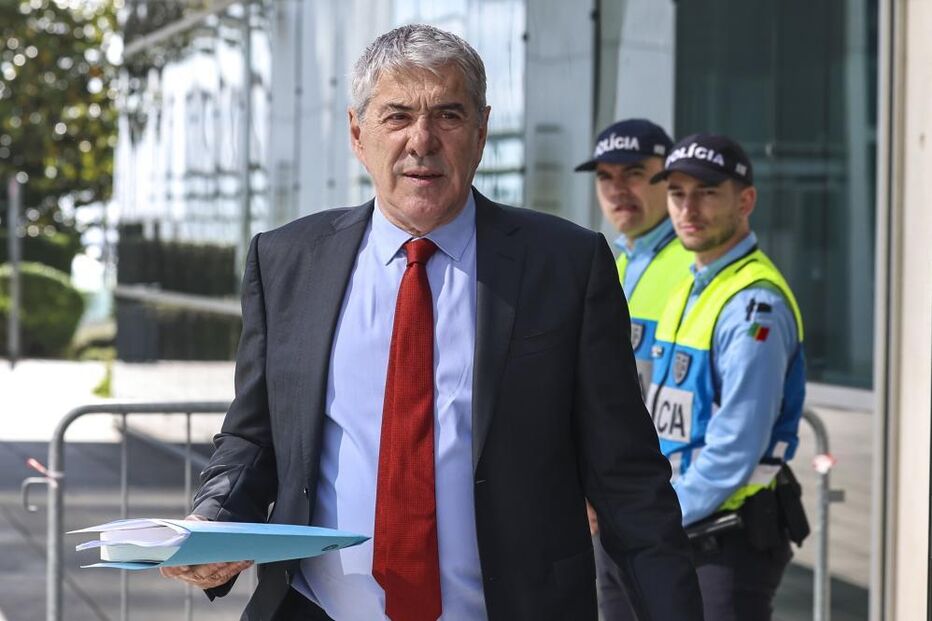 José Sócrates chega ao tribunal para a primeira sessão do processo em que pede uma indminização ao Estado