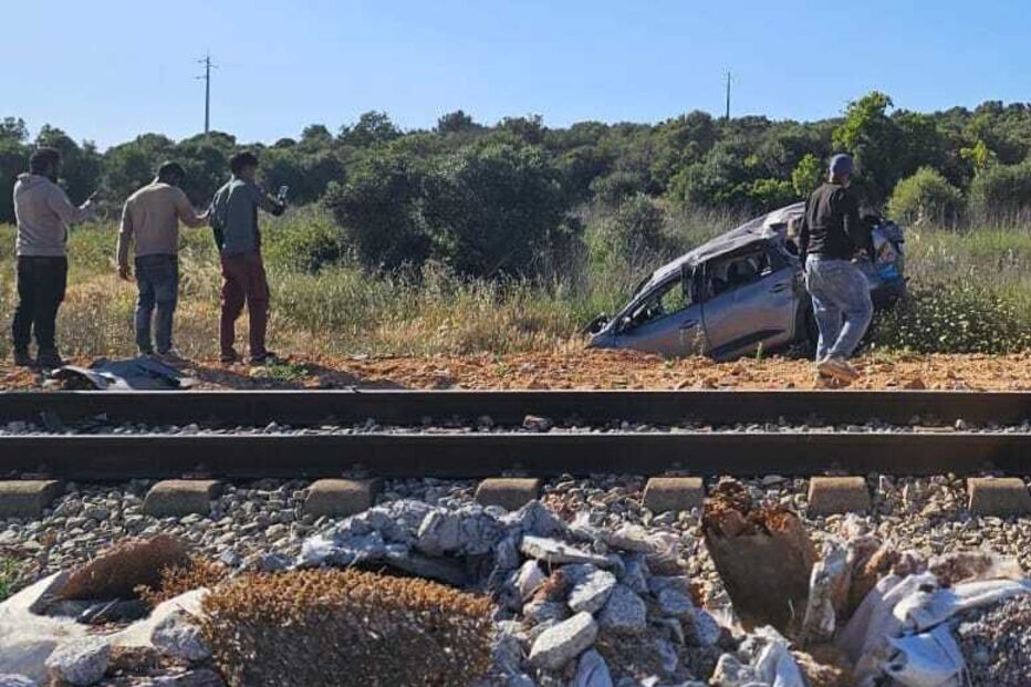 Carro abalroado por comboio em Portimão