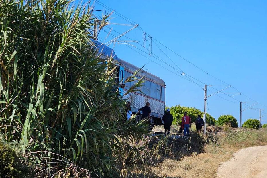 Carro abalroado por comboio em Portimão