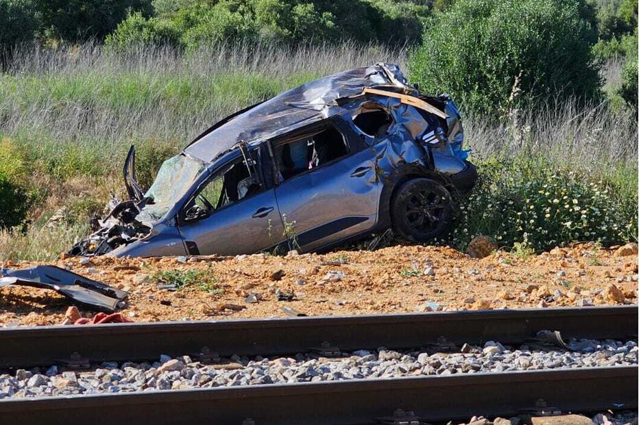 Carro abalroado por comboio em Portimão