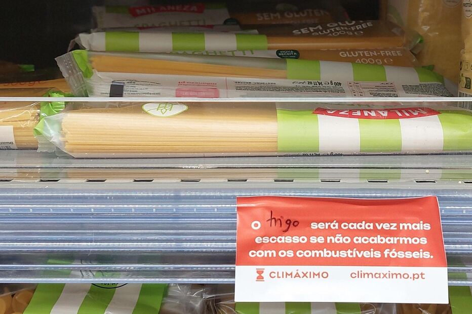 Jovens do movimento Climáximo redistribuem alimentos tirados de supermercado
