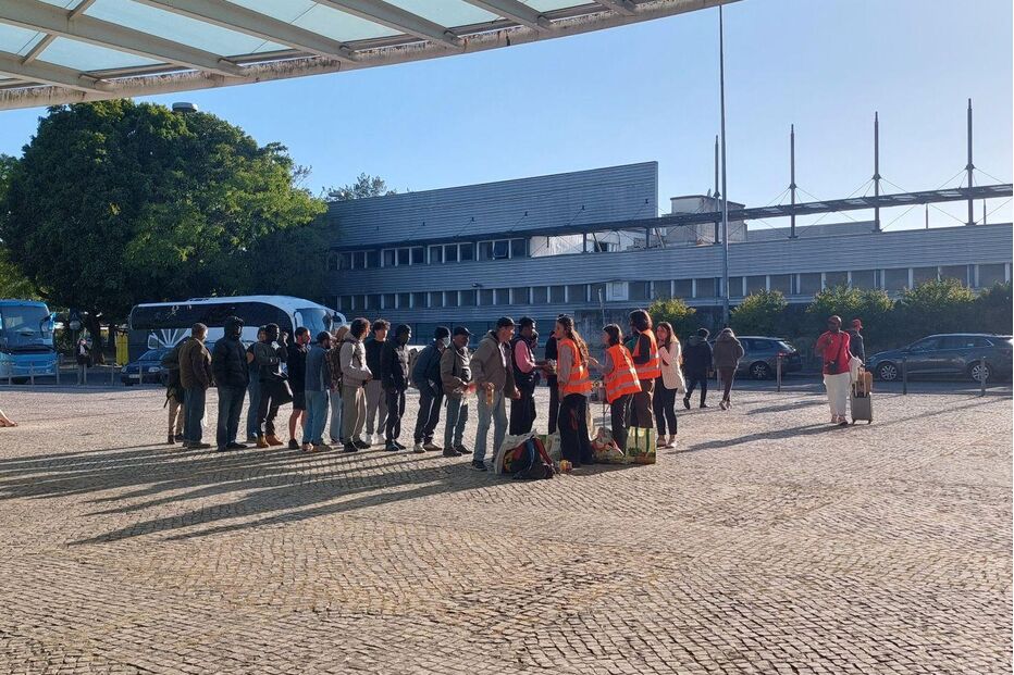 Jovens do movimento Climáximo redistribuem alimentos tirados de supermercado