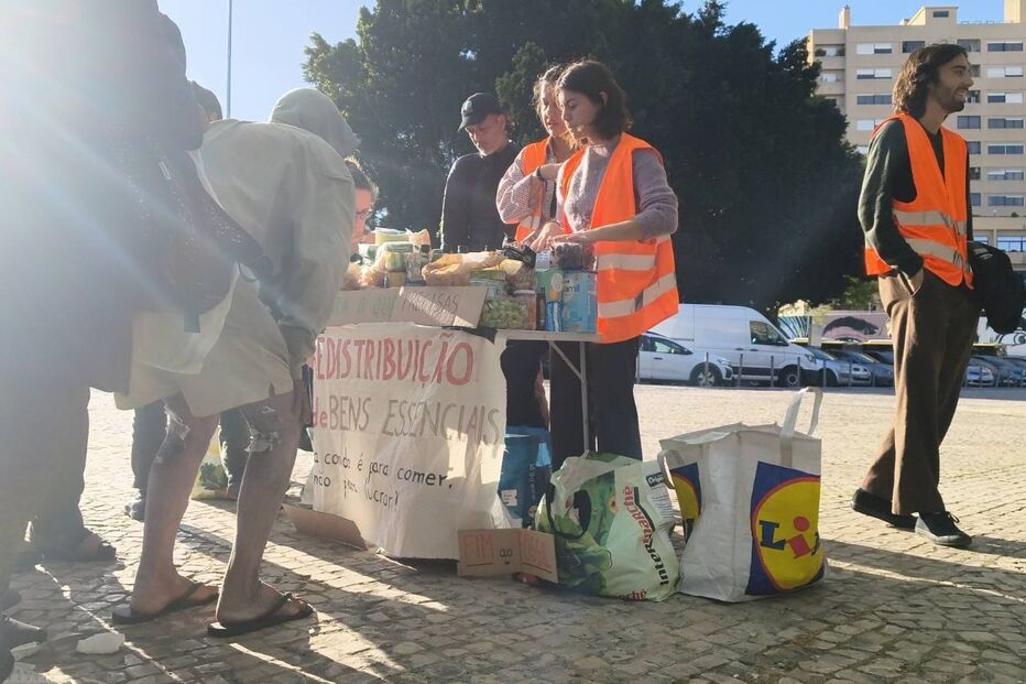 Jovens do movimento Climáximo redistribuem alimentos tirados de supermercado