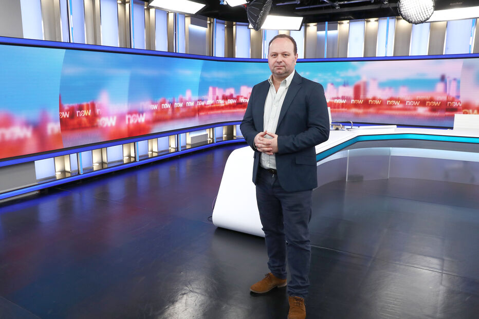 Homem grava programa num estúdio televisivo