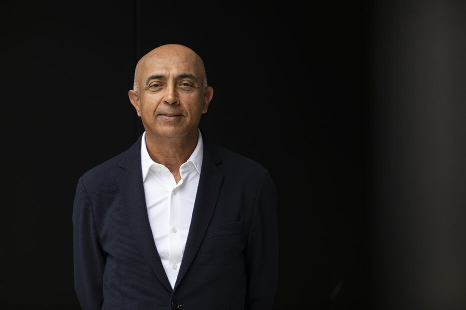 Retrato de homem de fato e camisa branca