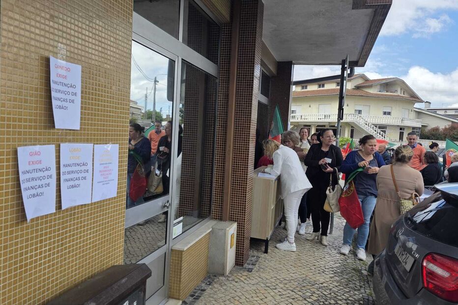 Protesto contra o encerramento do Serviço de Finanças de Lobão