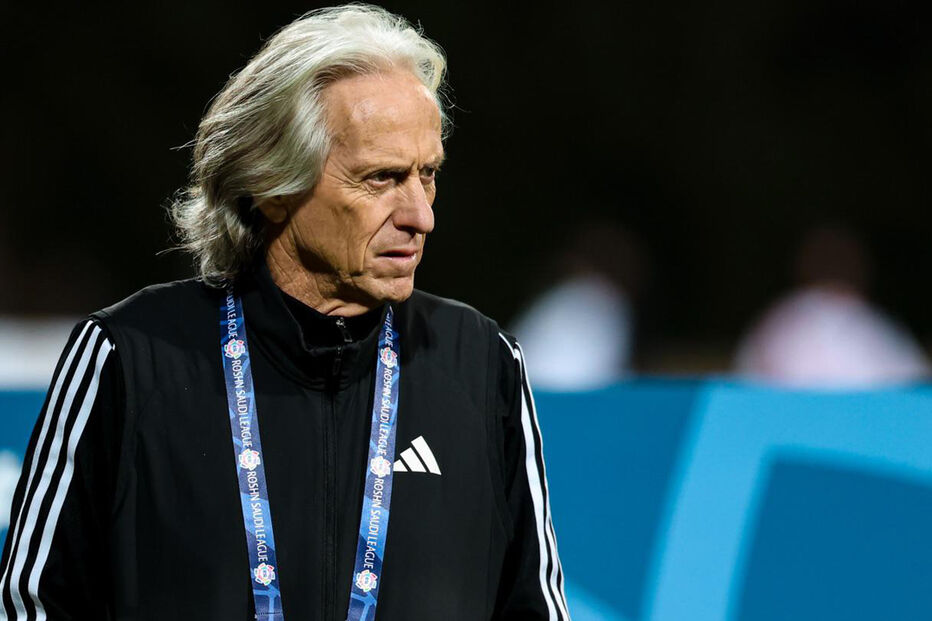 Jorge Jesus reage junto ao banco de suplentes do Al Nassr