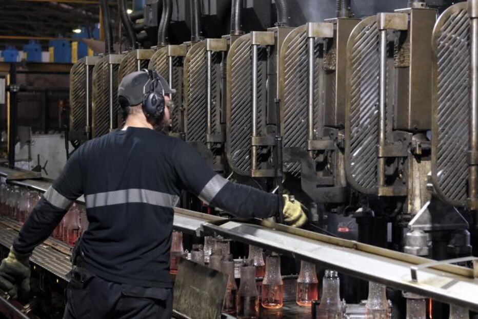 Funcionário trabalha na produção de garrafas numa fábrica