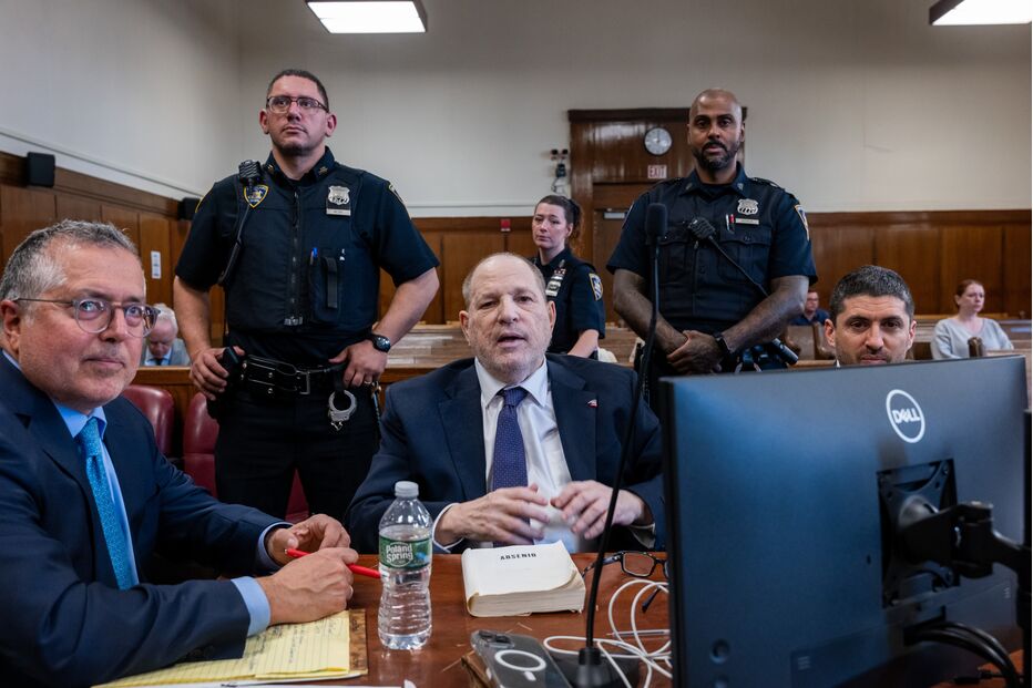 Harvey Weinstein no tribunal aguarda julgamento com apoio jurídico e proteção policial