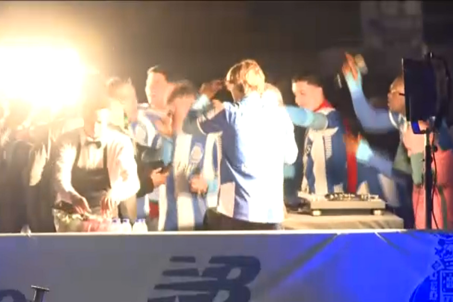 Jogadores do FC Porto fazem a festa no barco que os vai levar à Ribeira