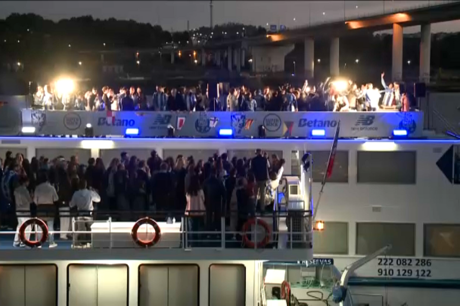 Jogadores do FC Porto fazem a festa no barco que os vai levar à Ribeira