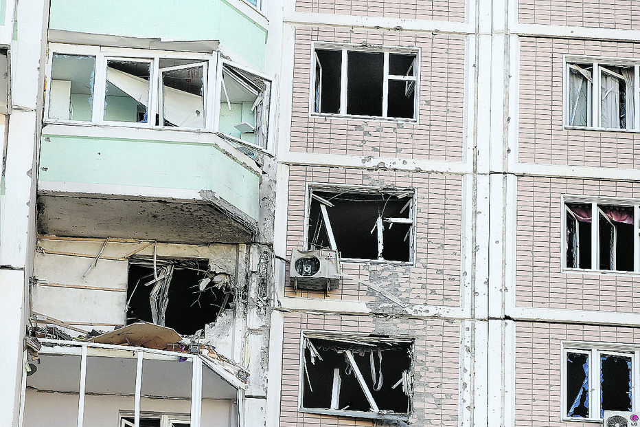 Prédio de apartamentos danificado após ataque com drones nos arredores de Moscovo