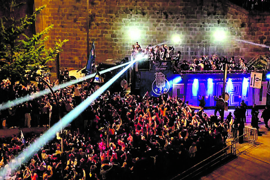 Os jogadores do FC Porto chegaram à festa nos Aliados num autocarro panorâmico e num clima de euforia