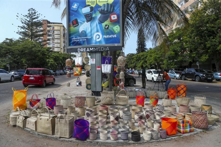 Cestos e móveis de palha feitos à mão alimentam famílias em Maputo