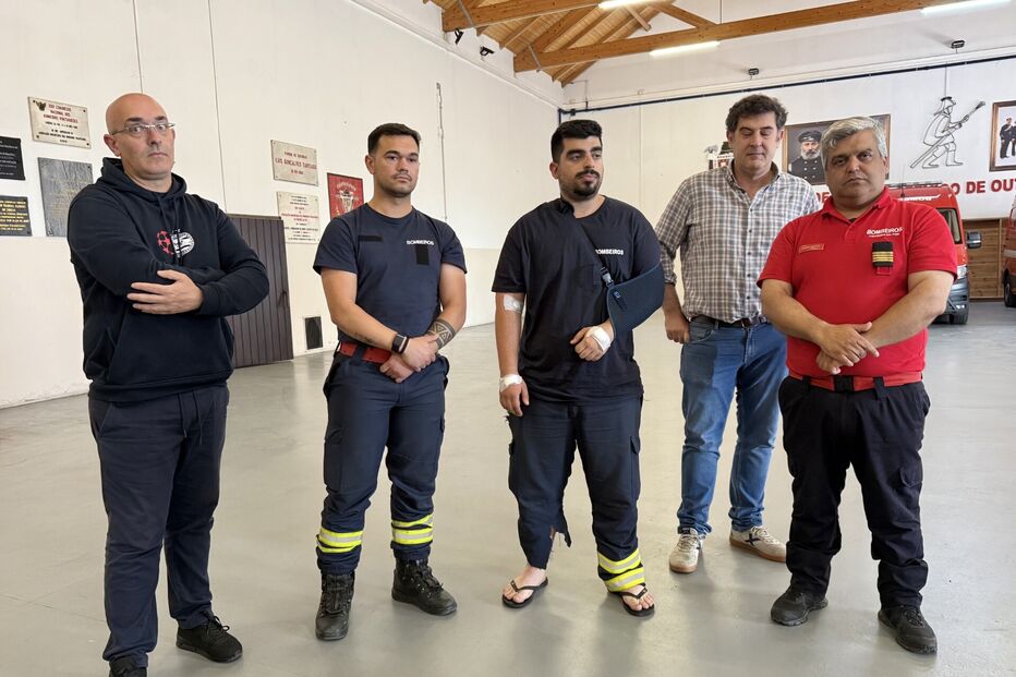Bombeiros em formação após ocorrência