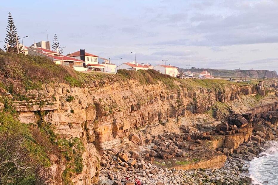 Pescador morre após queda nas rochas entre as praias das Maças e Azenhas do Mar, em Sintra