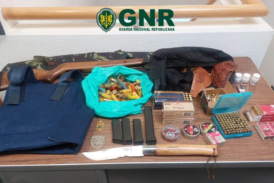 GNR apreende armas e drogas no Seixal, incluindo crachás da GNR e PSP