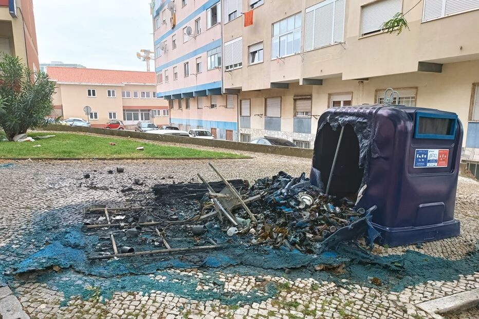 Caixotes do lixo foram incendiado em Setúbal