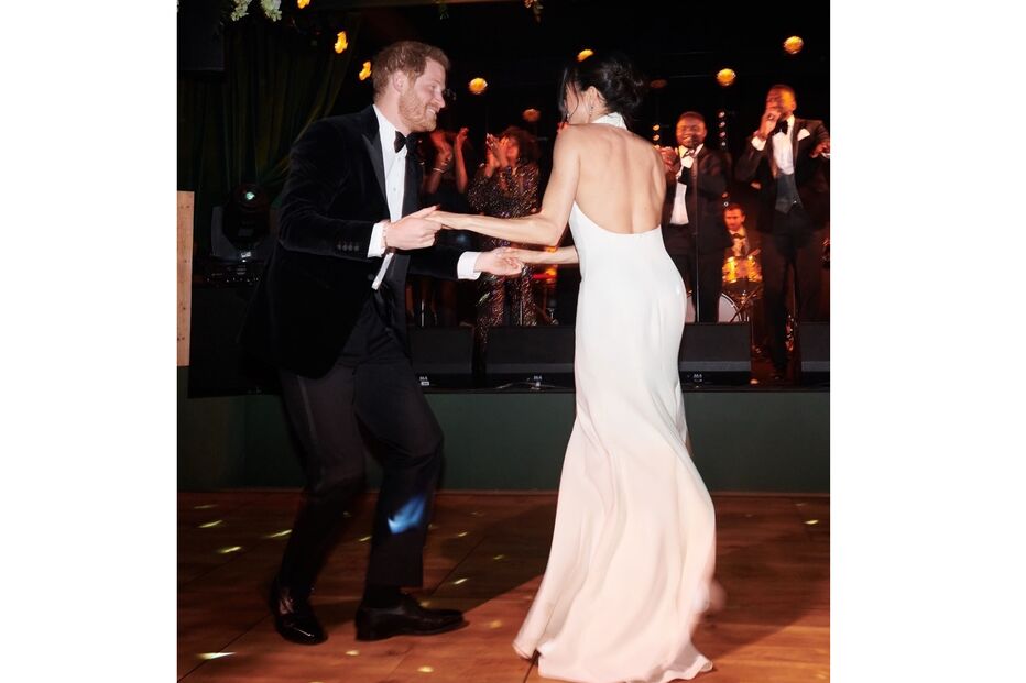 Harry e Meghan dançam num evento formal com banda ao vivo