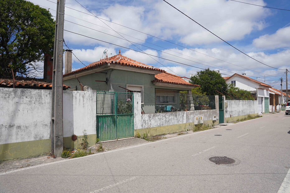 Rua com casas tradicionais portuguesas e céu com nuvens