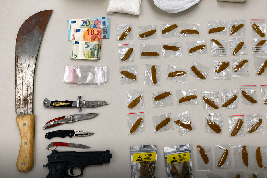 Apreensão de armas, dinheiro e estupefacientes pela Polícia de Segurança Pública